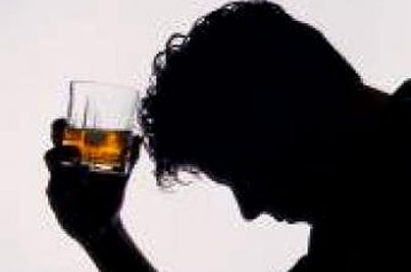 El alcoholismo de hombre como discernir
