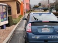 Auto de Google que se maneja solo lleva a hombre ciego a Taco Bell