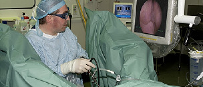 Se implanto un pene se quedo erécto ocho meses...demando al médico