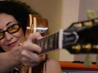 Eljuri...su voz y su guitarra en contra de la injusticia y el racismo Eljuri...su voz y su guitarra en contra de la injusticia y el racismo