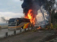 Autobús se incendió en la autopista México-Querétaro Autobús se incendió en la autopista México-Querétaro