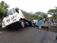 Oaxaca..socavón gigante en carretera Pinotepa-El Corralero Oaxaca..socavón gigante en carretera Pinotepa-El Corralero