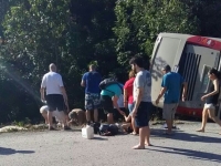 Quintana Roo..autobús de turistas volcó mueren 11 hay 19 heridos Quintana Roo..autobús de turistas volcó mueren 11 hay 19 heridos