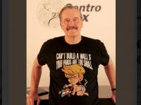 Fox...modeló una playera en contra del presidente de Estados Fox...modeló una playera en contra del presidente de Estados