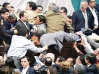 Diputados del PRI y Morena se agarran a golpes en Congreso de Hidalgo Diputados del PRI y Morena se agarran a golpes en Congreso de Hidalgo
