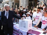 Trae al país de cabeza por el NAIM...y votó en blanco Trae al país de cabeza por el NAIM...y votó en blanco
