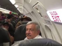 AMLO...ooootra vez se retrasa el vuelo..ya estoy acostumbrado dijo AMLO...ooootra vez se retrasa el vuelo..ya estoy acostumbrado dijo