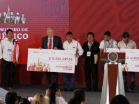 Entrega AMLO a municipios de Oaxaca 28.4 mdp recaudados en subasta Entrega AMLO a municipios de Oaxaca 28.4 mdp recaudados en subasta