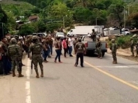 Policías comunitarios retienen a marinos en Tecpan, Guerrero Policías comunitarios retienen a marinos en Tecpan, Guerrero