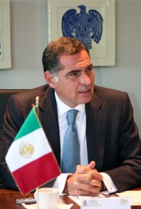 Salario de Gabino Cué entre los más bajos del país: Vargas Varela