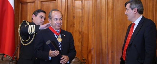 Pide Calderón enfrentar populismo y corrupción