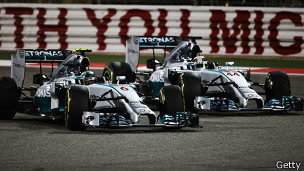 Mercedes 1-2 en Baréin...Checo Pérez tercero