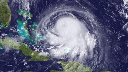 Joaquín... huracán se fortalece pero disminuye amenaza para EEUU