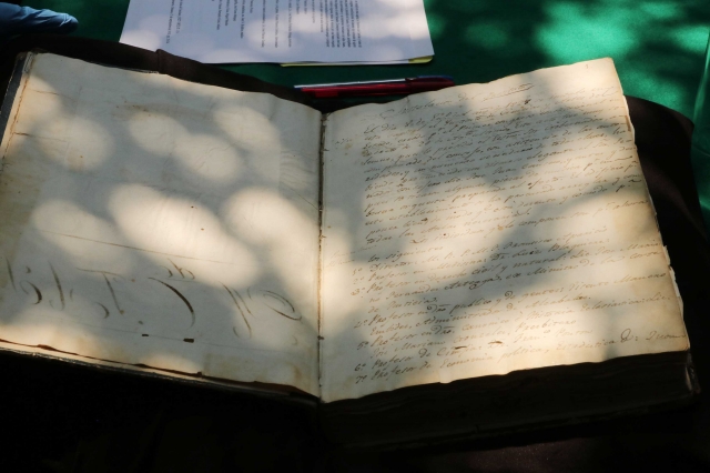 Devuelven a UABJO libro histórico de actas sobre su fundación