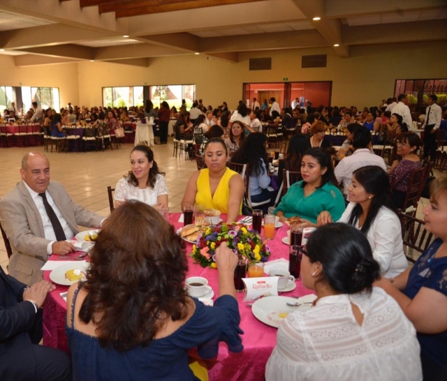 Festeja IEEPO a madres trabajadoras al servicio de la educación