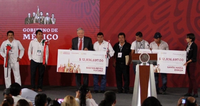 Entrega AMLO a municipios de Oaxaca 28.4 mdp recaudados en subasta