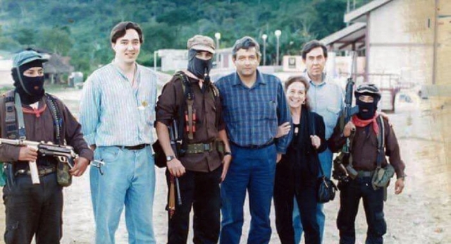 López Obrador comparte fotografía con subcomandante Marcos