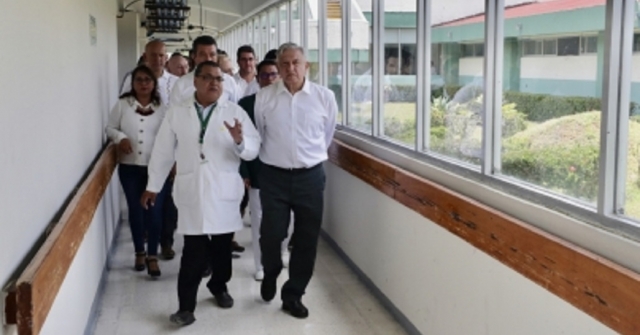 Plantea AMLO que médicos ganen más en hospitales rurales