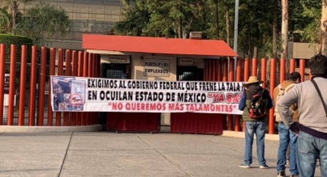 Manifestantes protestan afuera de la Cámara de Diputados