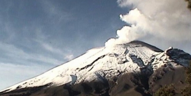 Popocatépetl emite ligera incandescencia y 125 exhalaciones
