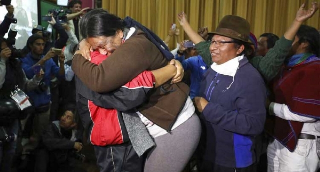 Miles festejan en Ecuador tras acuerdo de indígenas y Moreno