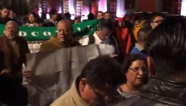 Profesores del Conalep protestan afuera de Palacio Nacional