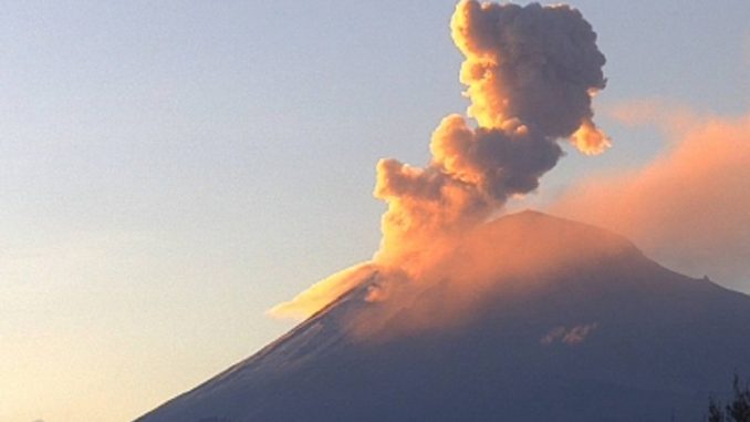 POPOCATÉPETL EMITE EXHALACIONES