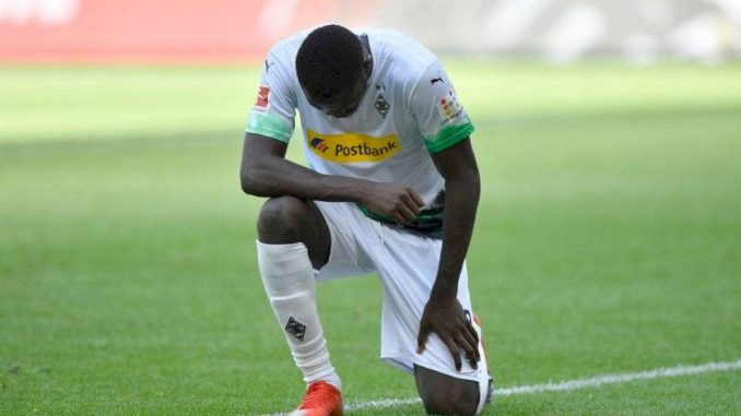 Marcus Thuram se hincó luego de una anotación. Getty Images