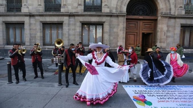 musica-baile-celebraron-cumpleanos-numero_thumb_591_348